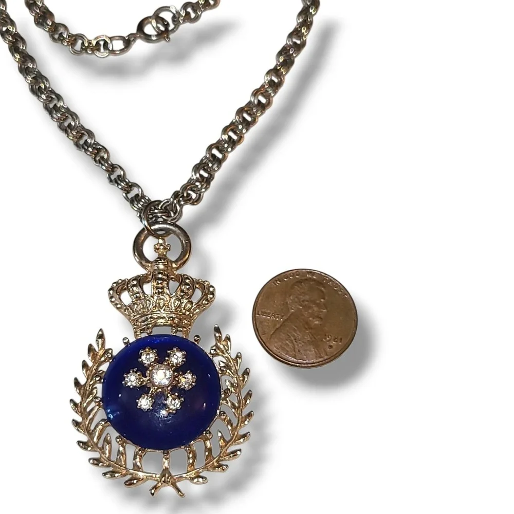 Vintage Crown Crest Blue Cabochon Rhinestone Gold Tone Pendant Necklace 15" - Picture 5 of 5
